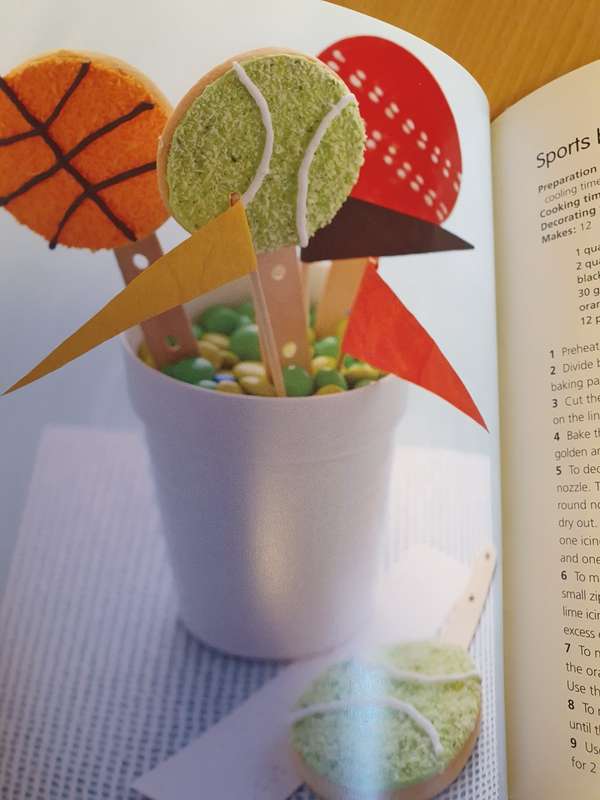 Cake and Cookie Pops - More than 50 fun treats on sticks (Paperback)