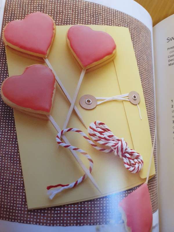 Cake and Cookie Pops - More than 50 fun treats on sticks (Paperback)