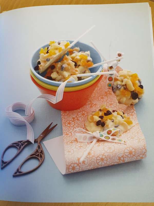 Cake and Cookie Pops - More than 50 fun treats on sticks (Paperback)