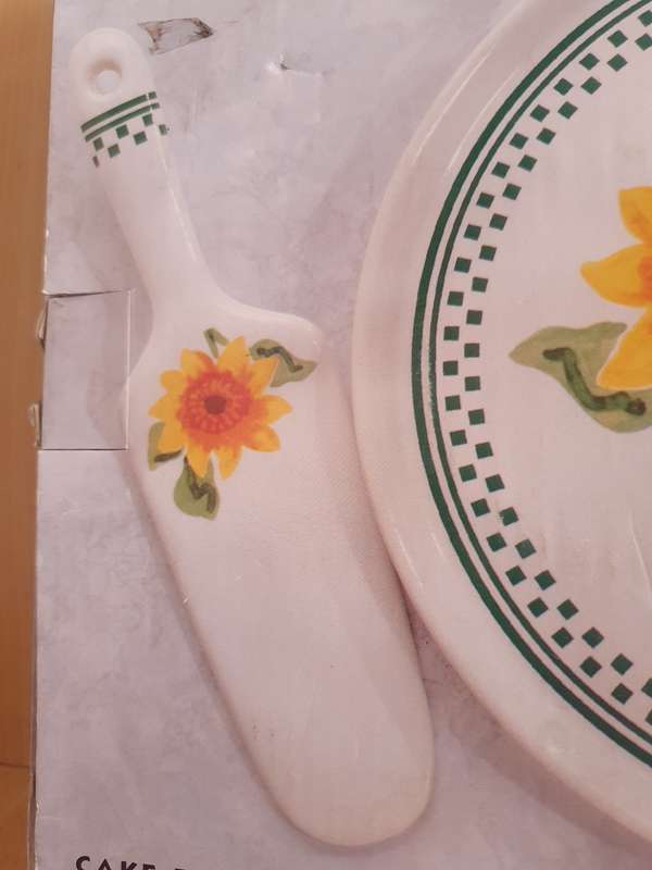 Round Sunflower Cake Plate with Server