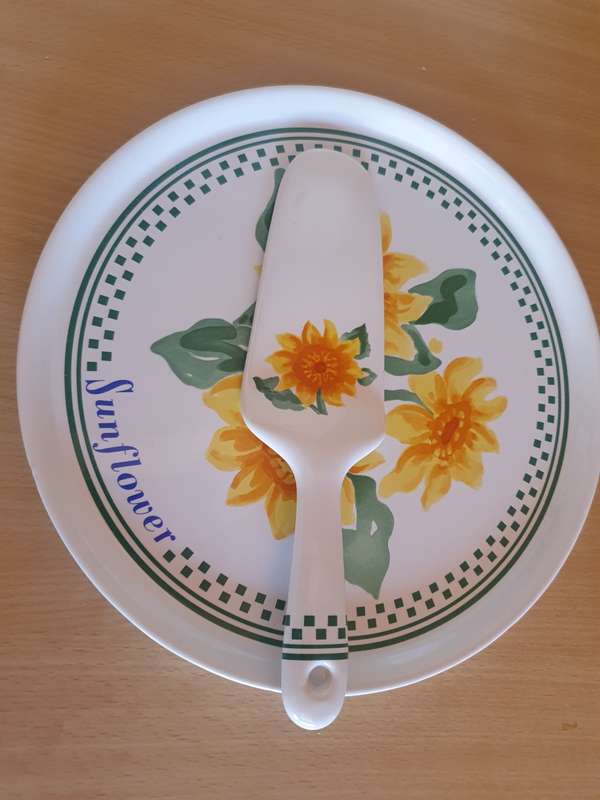 Round Sunflower Cake Plate with Server
