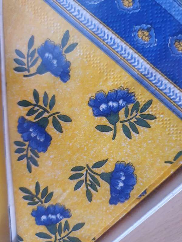 Set of 2 Yellow Candles/10 Serviettes