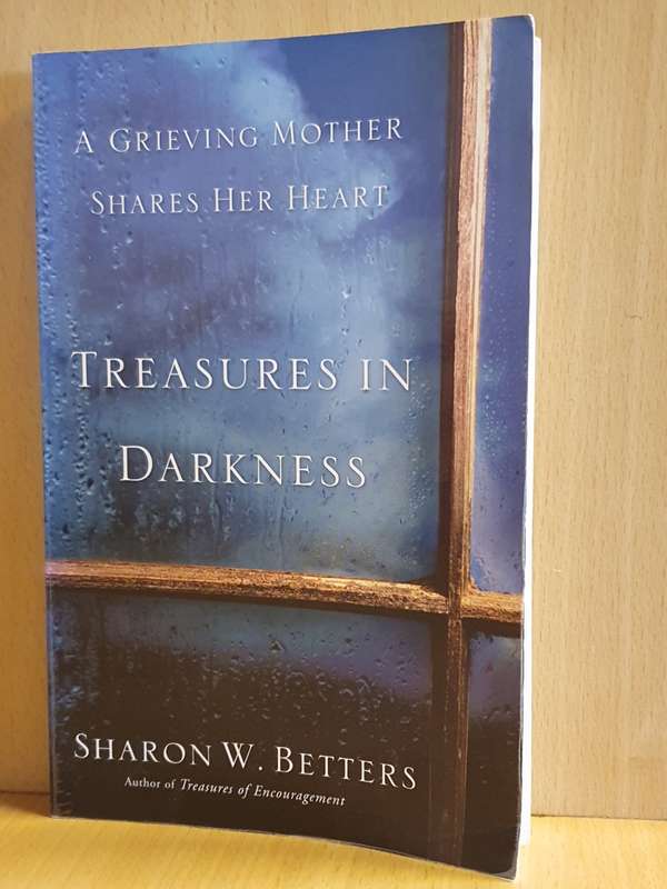 Treasures in Darkness: Sharon W. Betters (Paperback)