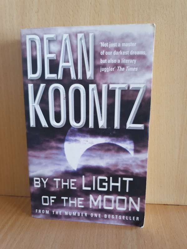 By The Light of The Moon: Dean Koontz (Paperback)