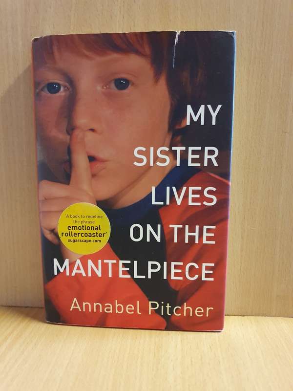 My Sister Lives on The Mantelpiece: Annabel Pitcher (Hardcover)