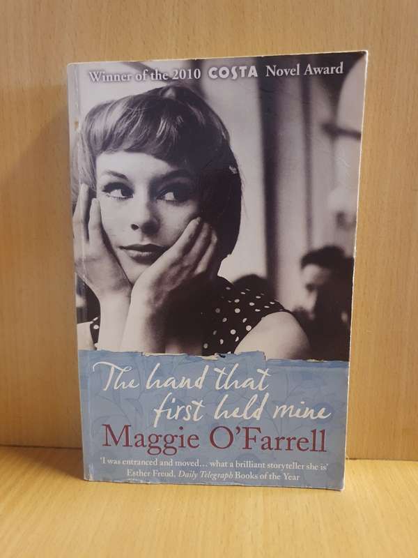 The Hand that First Held Mine: Maggie O`Farrell (Paperback)