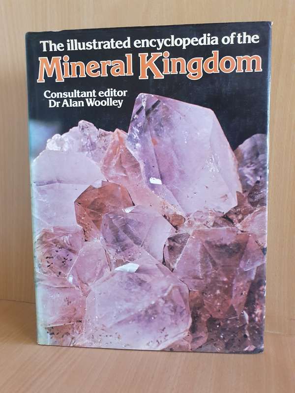 The Illustrated Encyclopedia of the Mineral Kingdom - Dr Alan Woolley (Hardcover)