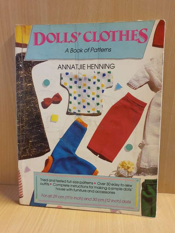 Dolls Clothes - A Book of Patterns: Annatjie Henning (Paperback)