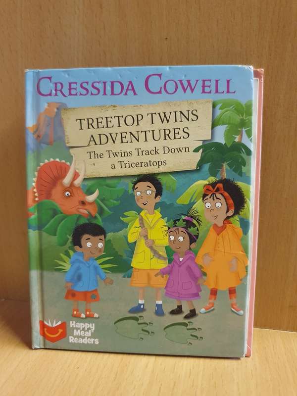 Treetop Twins Adventures - The Twins Track Down a Tricertops: Cressida Cowell (Hardcover)