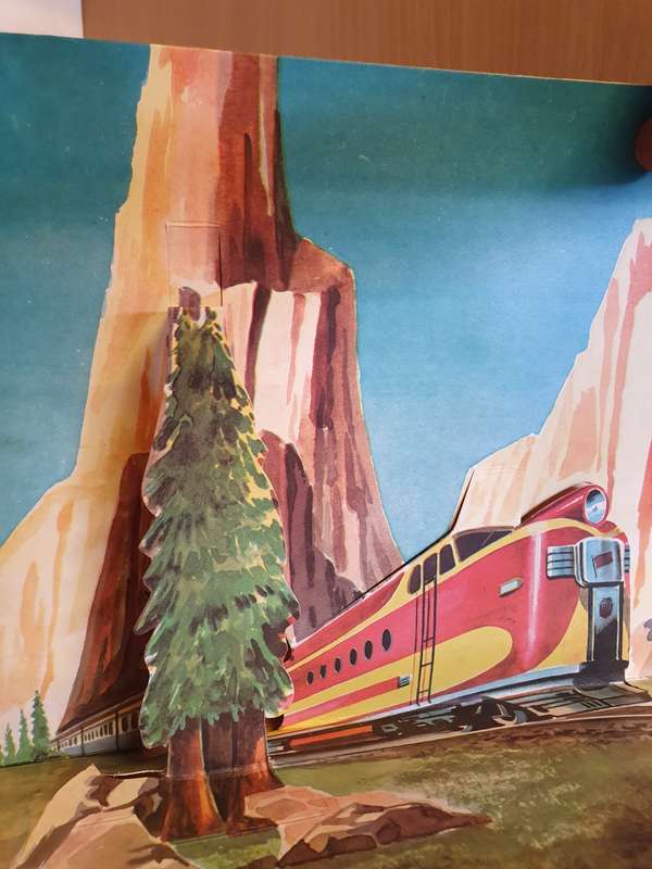 Trains in Living Pictures Pop-Up Book