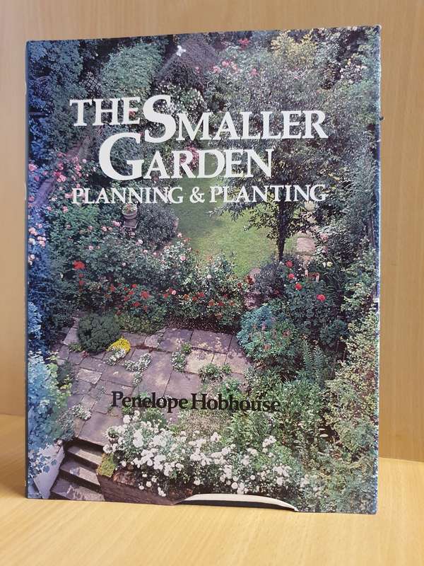 The Smaller Garden - Planning & Planting: Penelope Hobhouse (Hardcover)