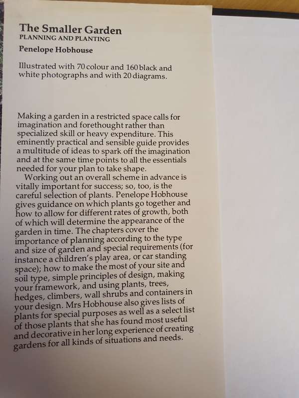 The Smaller Garden - Planning & Planting: Penelope Hobhouse (Hardcover)