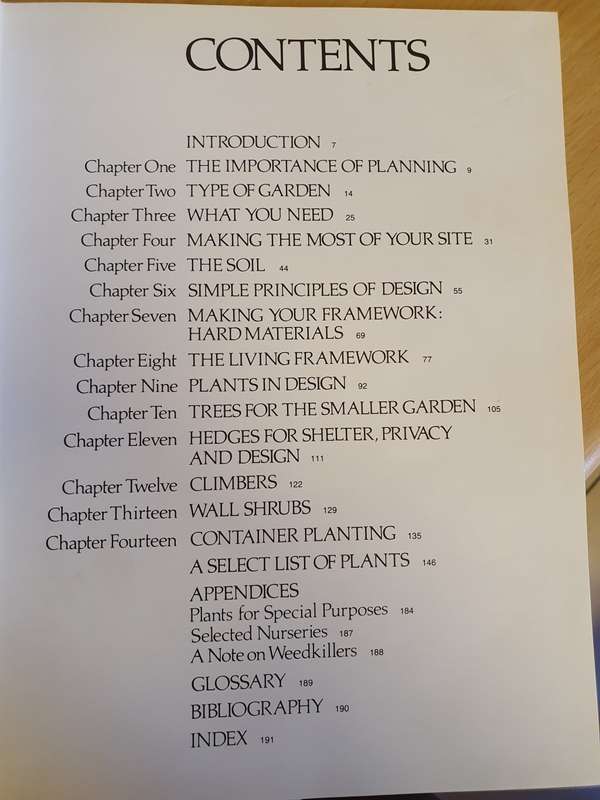 The Smaller Garden - Planning & Planting: Penelope Hobhouse (Hardcover)