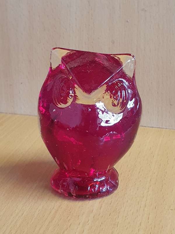 Glass Owl Figurine (height 10cm width 7cm depth 4cm)