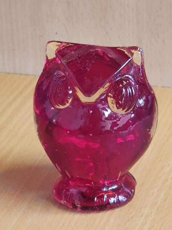 Glass Owl Figurine (height 10cm width 7cm depth 4cm)
