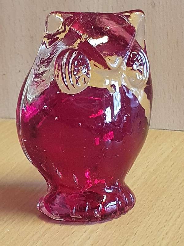 Glass Owl Figurine (height 10cm width 7cm depth 4cm)
