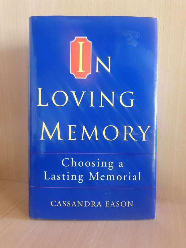In Loving Memory - Choosing a Lasting Memorial: Cassandra Eason (Hardcover)