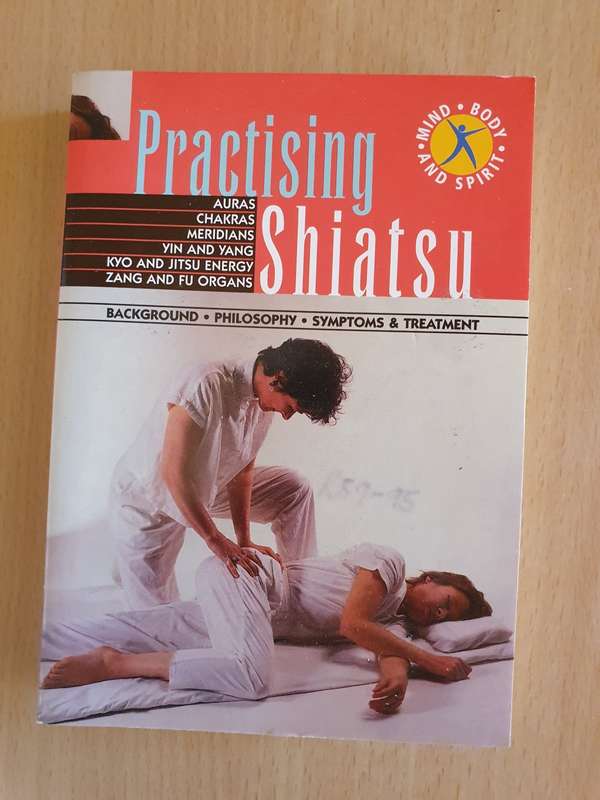 Geddes & Grosset - Practising Shiatsu : Auras/Chakras/Meridians/Yin and Yang/Zang and Fu Organs