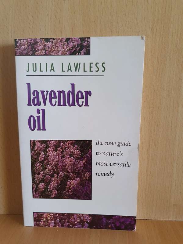 Lavender Oil - The new guide to nature`s most versatile remedy: Julia Lawless (Paperback)