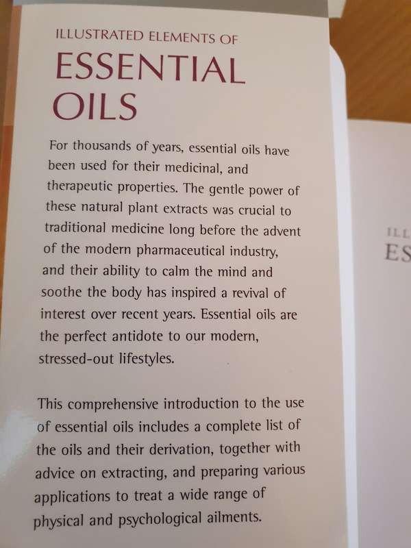 Illustrated Elements of Essential Oils - Guide to the medicinal and therapeutic uses: Julia Lawless