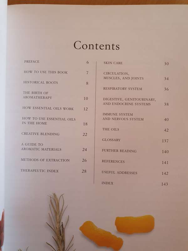 Illustrated Elements of Essential Oils - Guide to the medicinal and therapeutic uses: Julia Lawless