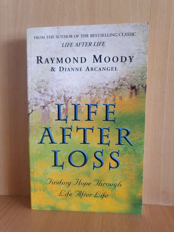 Life after Loss - Finding hope through life after life : Raymond Moody & Dianne Arcangel (Paperback)