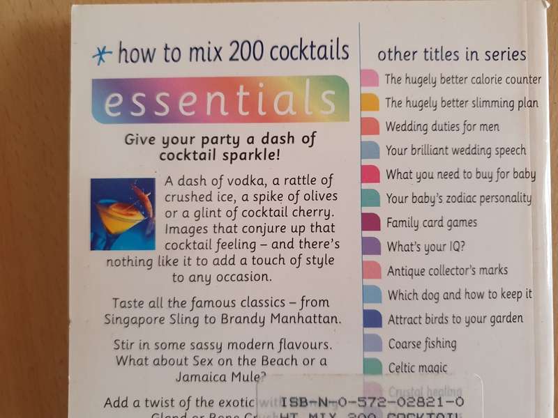 Essentials - How to mix 200 cocktails : Carlos of Raffles (Paperback)