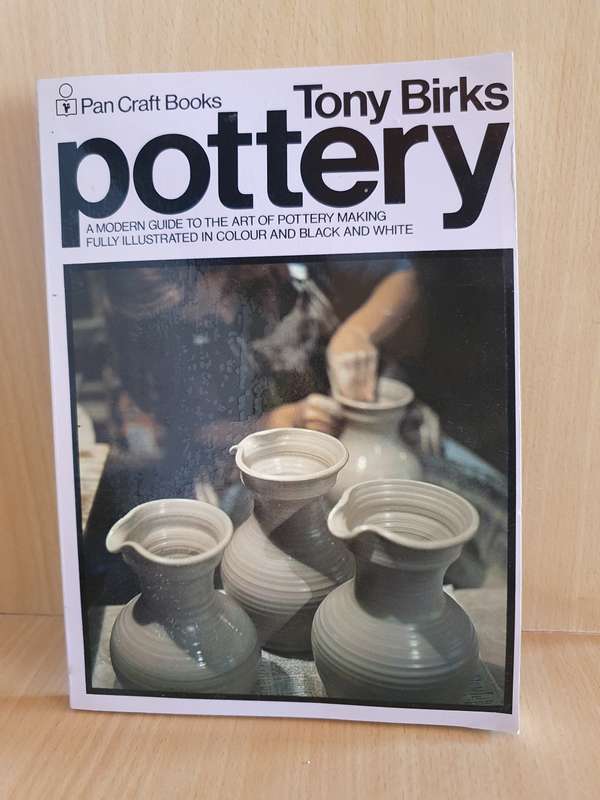 Pottery - A modern guide to the art of pottery making : Tony Birks (Paperback)