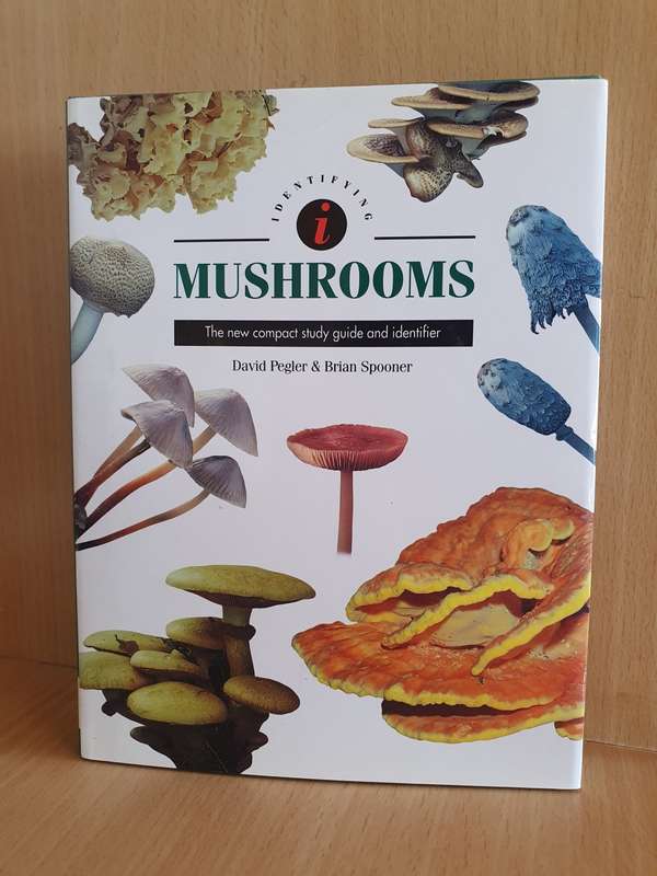 Mushrooms - The New Compact Study Guide and Identifier: David Pegler & Brian Spooner (Hardcover)