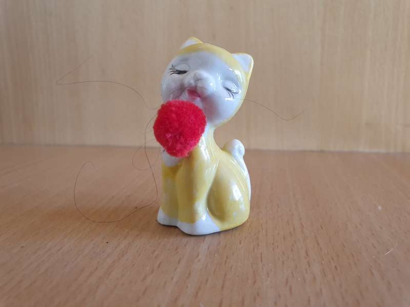Small Cat Figurine - height 6cm width 3cm
