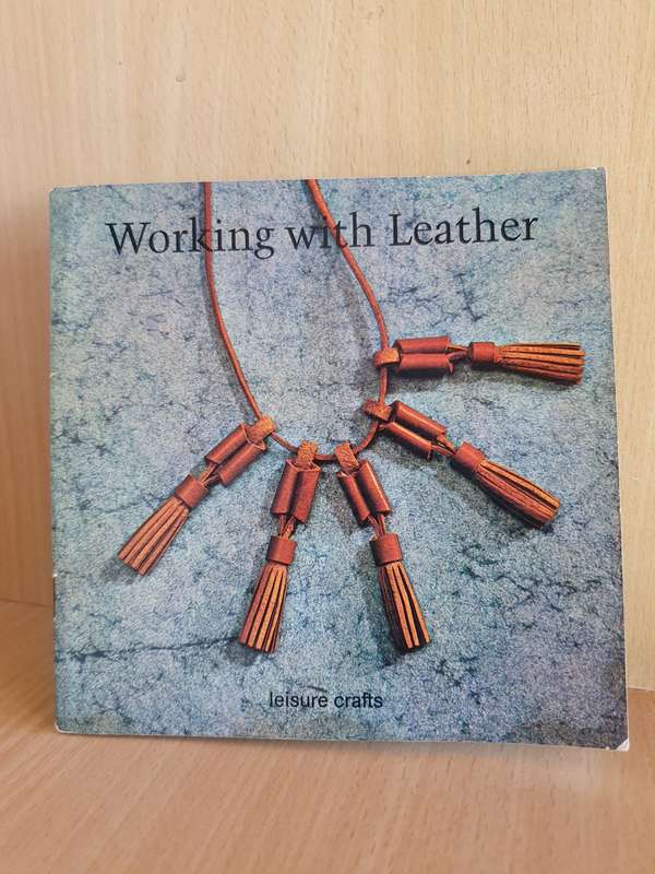 Working with Leather (Paperback)