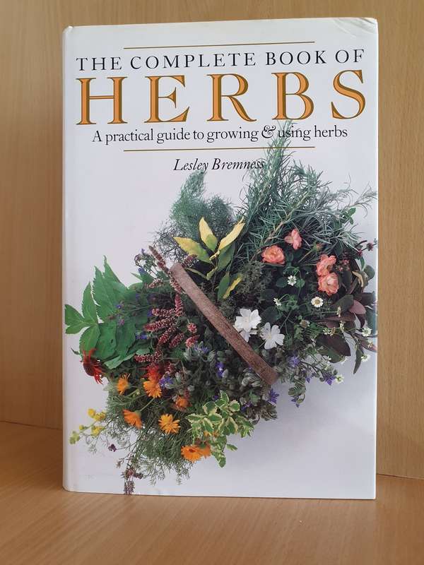 The Complete Book of Herbs - A Practical Guide to Growing & Using Herbs: Lesley Bremness