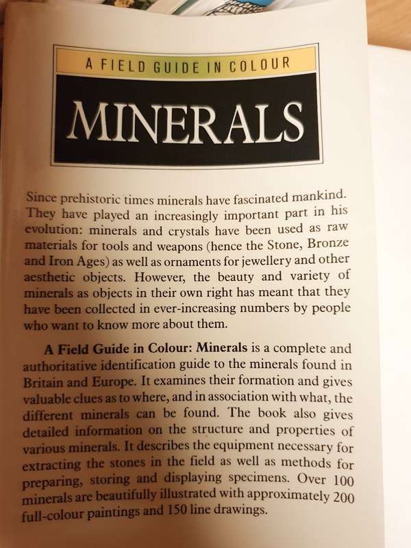 A Field Guide in Colour - Minerals (Over 100 minerals illustrated in full colour) Hardcover