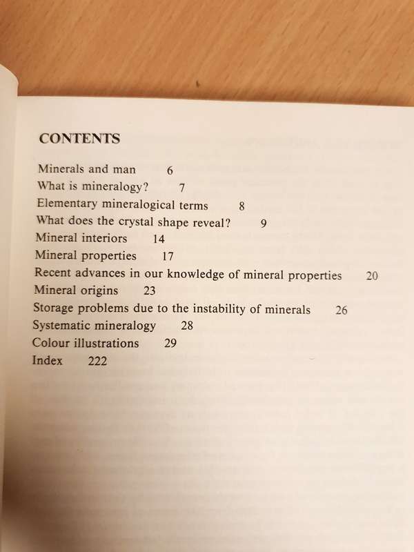 A Field Guide in Colour - Minerals (Over 100 minerals illustrated in full colour) Hardcover