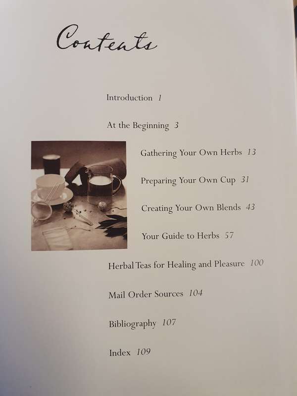 The Book of Herbal Teas - A Guide to Gathering , Brewing and Drinking: Sara Perry (Hardcover)