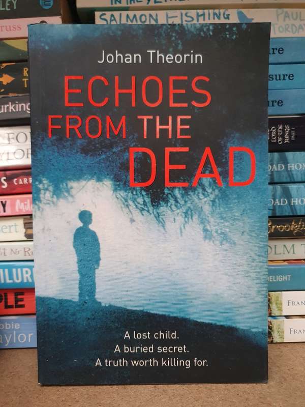 Echoes from the dead: Johan Theorin (Paperback)
