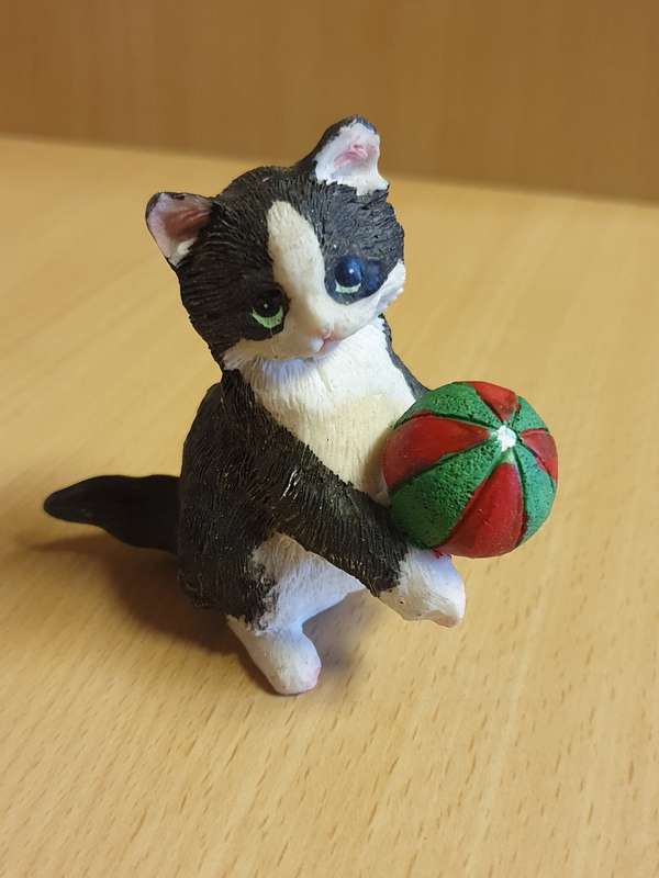 Small Cat Figurine - height 7cm width 4cm