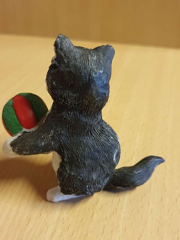 Small Cat Figurine - height 7cm width 4cm