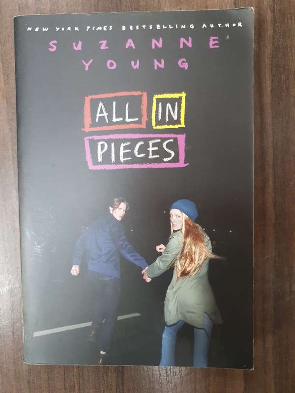 All in Pieces: Suzanne Young (Paperback)