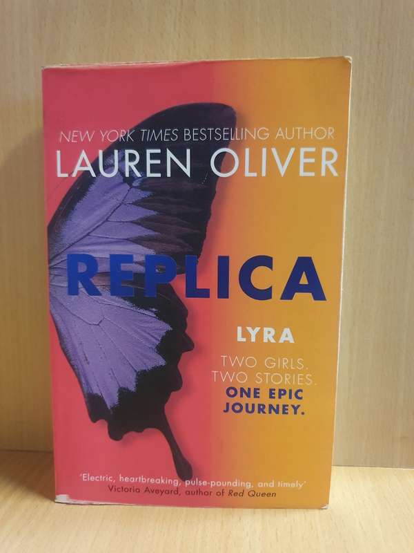 Replica: Lauren Oliver (Paperback)