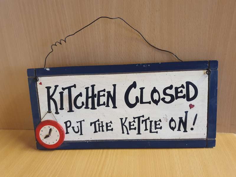 Kitchen Wall Sign - `Kitchen Closed - Put te Kettle On! (30cm x 14cm)