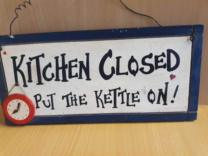 Kitchen Wall Sign - `Kitchen Closed - Put te Kettle On! (30cm x 14cm)