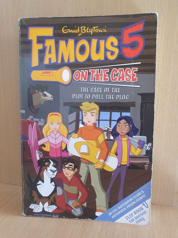 Enid Blyton`s Famous Five on The Case - The case of the thief who drinks from the toilet (Paperback)