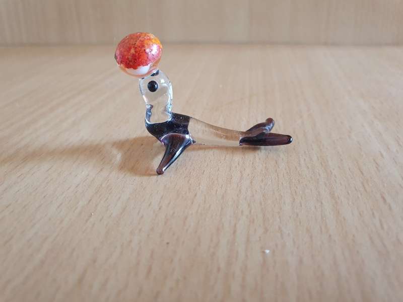 Miniature Glass Seal Figurine - 4cm x 2cm height 3cm