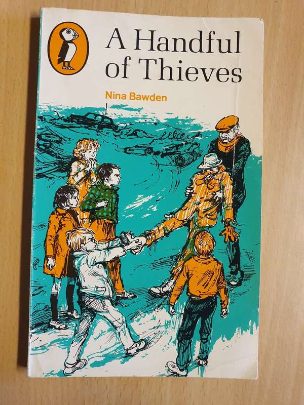 A Handful of Thieves: Nina Bawden (Paperback)