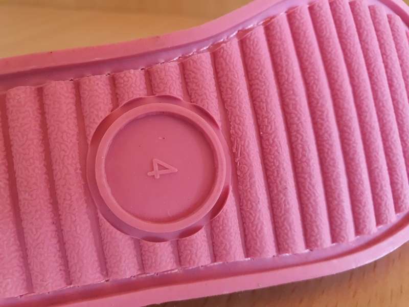 Kiddies Girls Stokie Slippers size 4