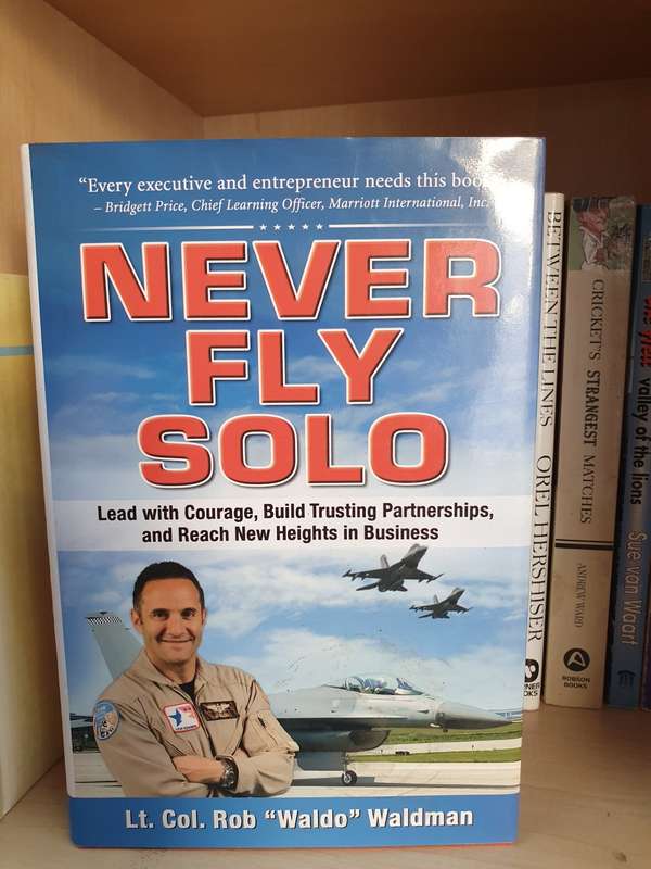 Never Fly Solo: Lt. Col. Rob `Waldo` Waldman (Hardcover)