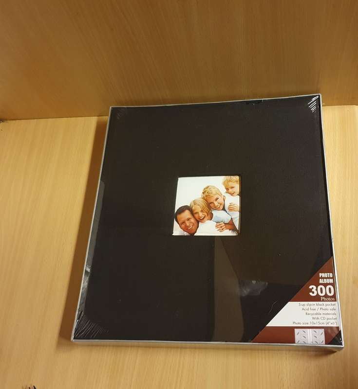 Photograph Album (30cm x 33cm) Holds 300 photo`s (NEW CONDITION)