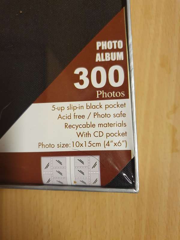 Photograph Album (30cm x 33cm) Holds 300 photo`s (NEW CONDITION)