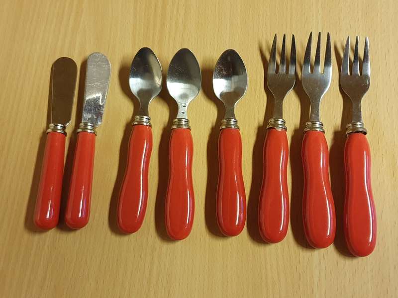 Lot of 8 Cutlery - 2 small butter knives, 3 teaspoons, 3 cake forks